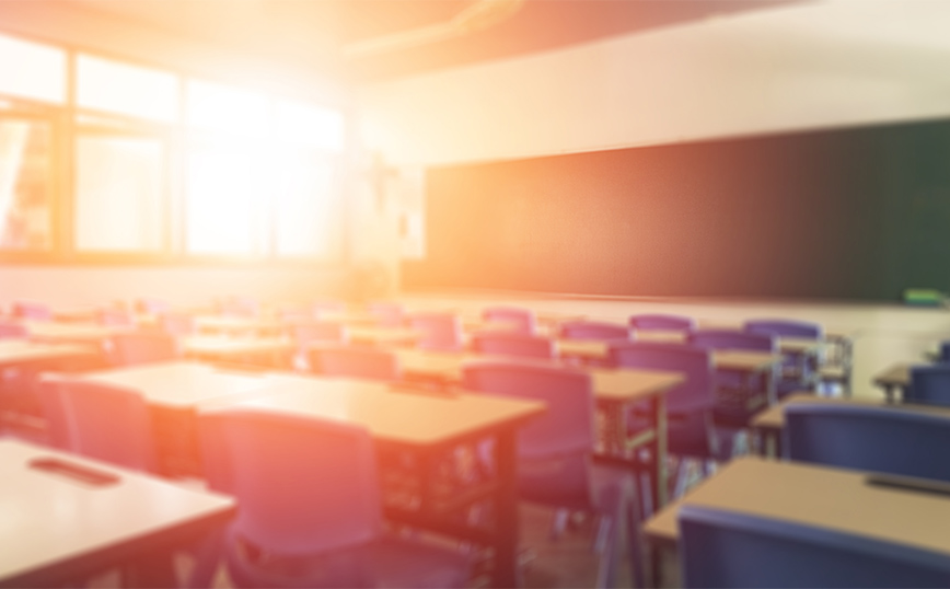 Εξοργιστική καταγγελία ότι δασκάλα έδεσε μαθητή στην καρέκλα με χαρτοταινία στην Κρήτη