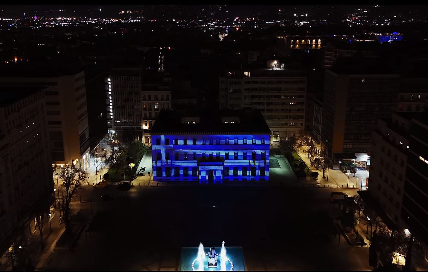 Το εντυπωσιακό βίντεο του Δήμου Αθηναίων με την φωταγώγηση του Δημαρχείου για την 25η Μαρτίου