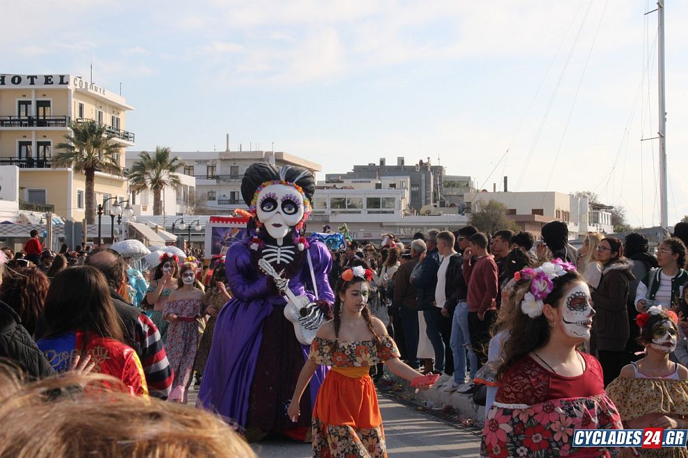 Καρναβάλι Νάξου 2024: Ξέφρενο πάρτι στο νησί της Αριάδνης – Δείτε φωτογραφίες και βίντεο