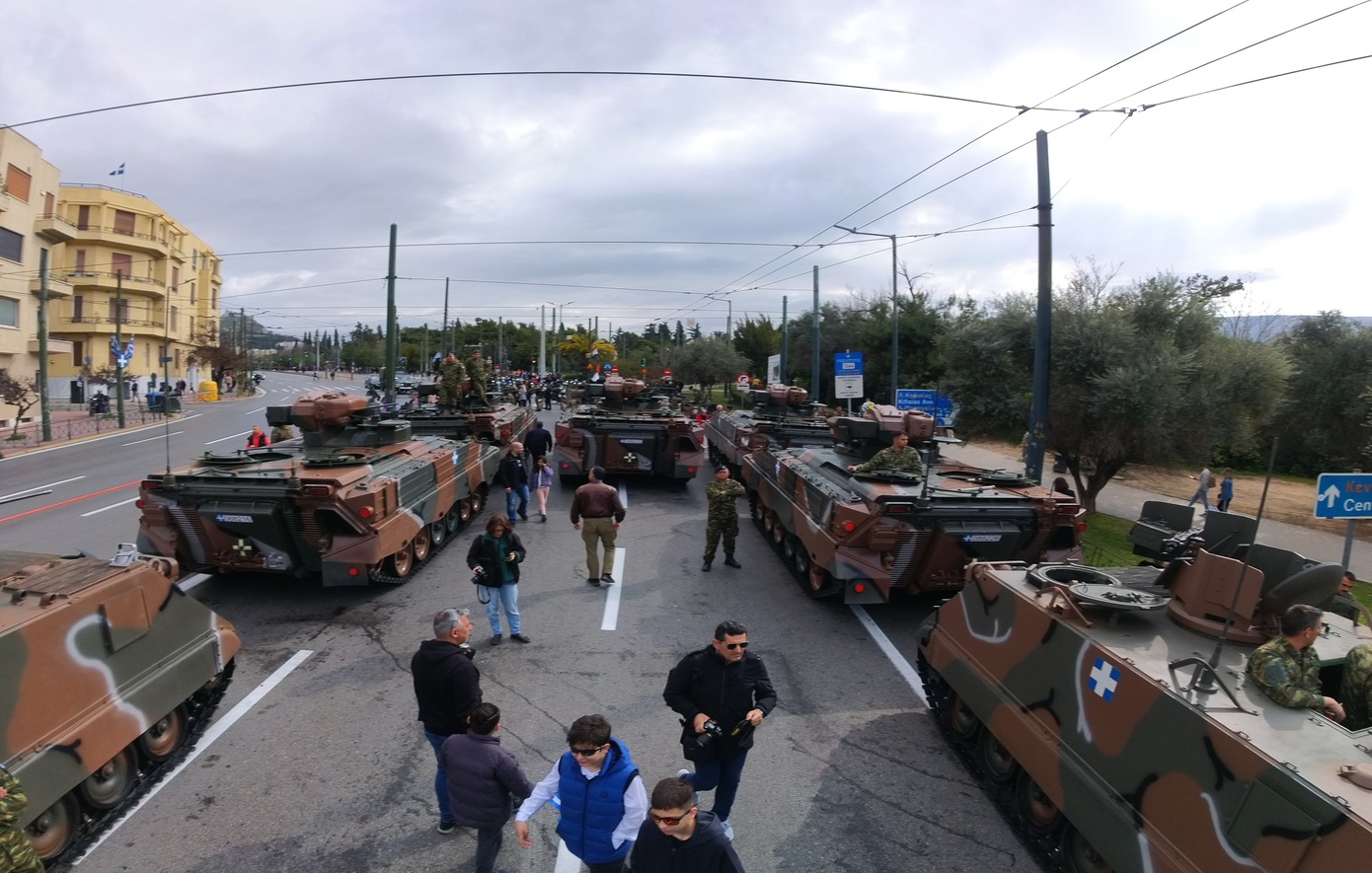 Όλα έτοιμα για τη μεγάλη στρατιωτική παρέλαση – Γέμισε με άρματα το κέντρο της Αθήνας