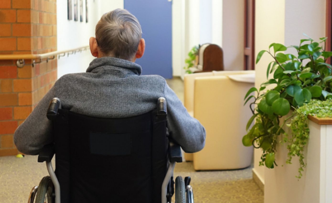 Ηλικιωμένος έμεινε ανάπηρος από λάθος – Τρία χρόνια δεν έχει βγει από το σπίτι