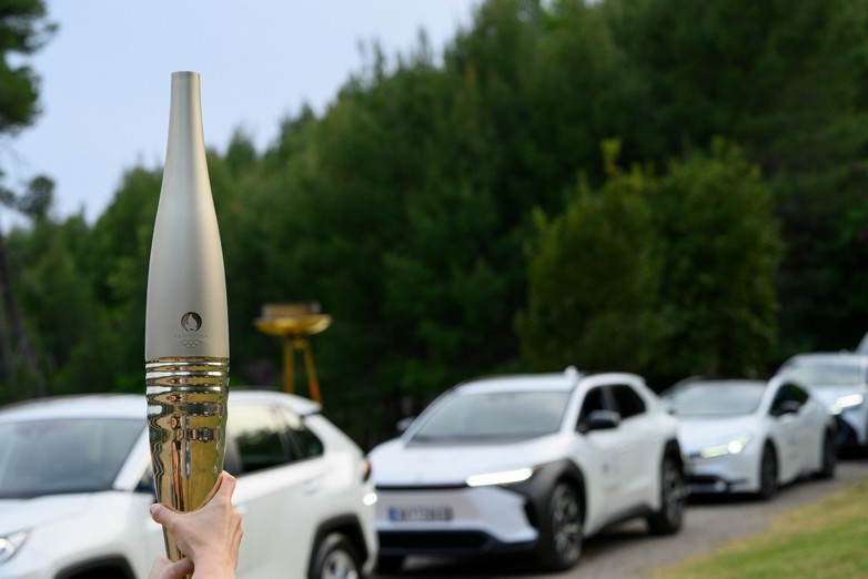 Η Ολυμπιακή Φλόγα με πρωταγωνιστή το Toyota bZ4X ξεκινάει για την Πόλη του Φωτός