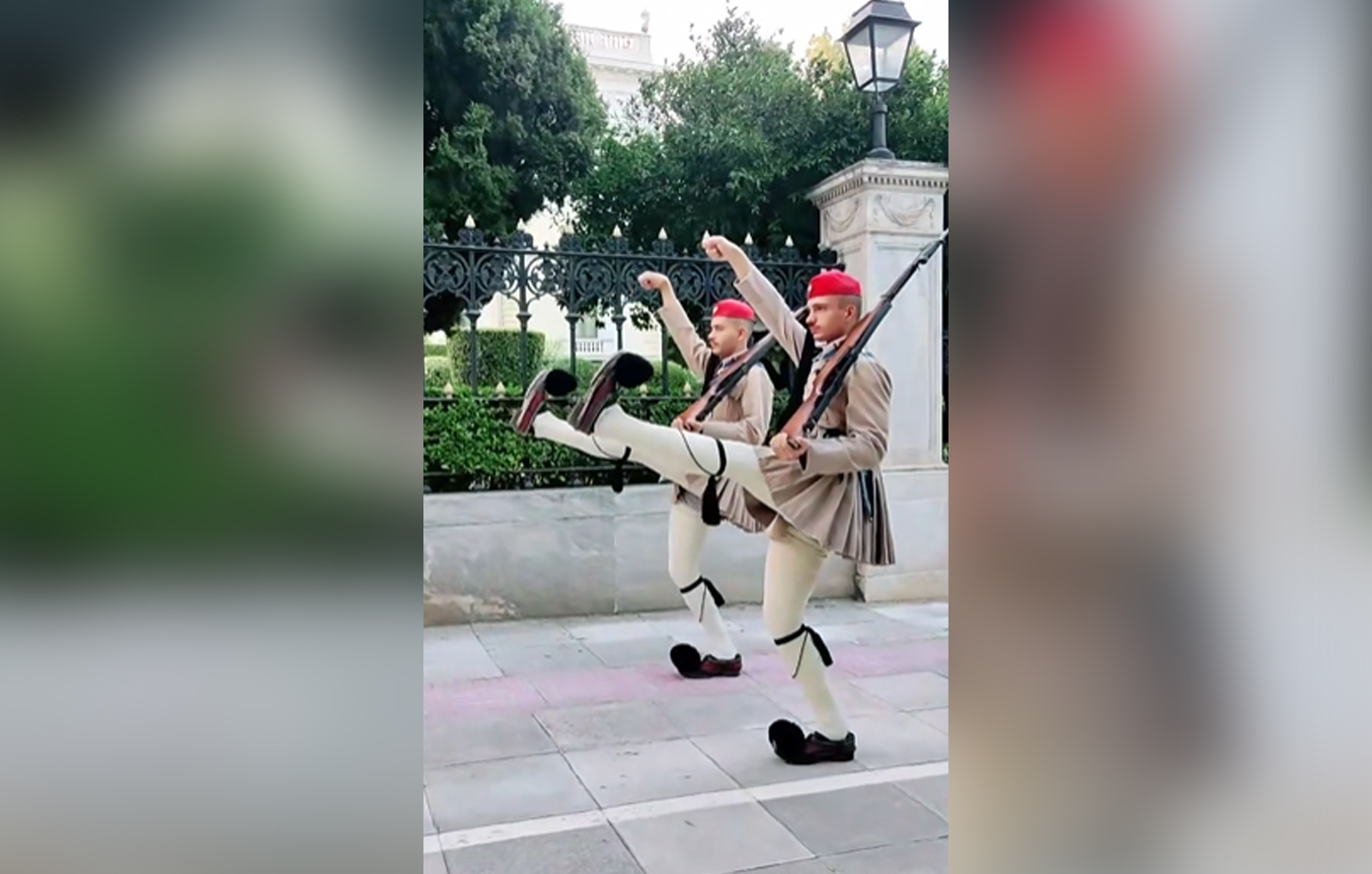 Βίντεο με την αλλαγή της Προεδρικής Φρουράς στην Αθήνα έγινε viral στο TikTok – «Είναι καταπληκτικό»