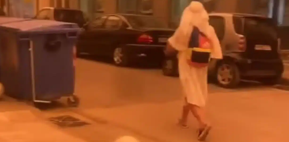 Έπος στην Καλαμάτα: Άντρας βγήκε στους δρόμους σαν Σαουδάραβας με κελεμπία λόγω της αφρικανικής σκόνης
