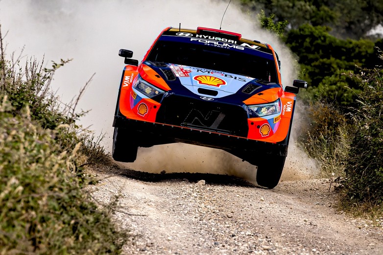 WRC Rally Italia Sardegna: Ξεκίνησε το 2ο σκέλος- Προηγούνται Ogier- Landais